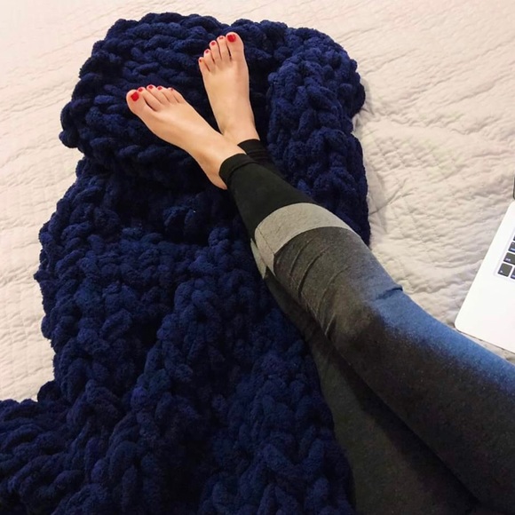 INCREDIBLY SOFT 40” x 55” Chunky Chenille Blanket - Picture 4 of 5